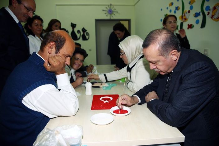Cumhurbaşkanı Erdoğan engelli çocuklarla şarkı söyledi