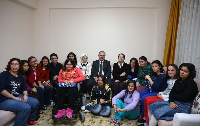 Cumhurbaşkanı Erdoğan engelli çocuklarla şarkı söyledi