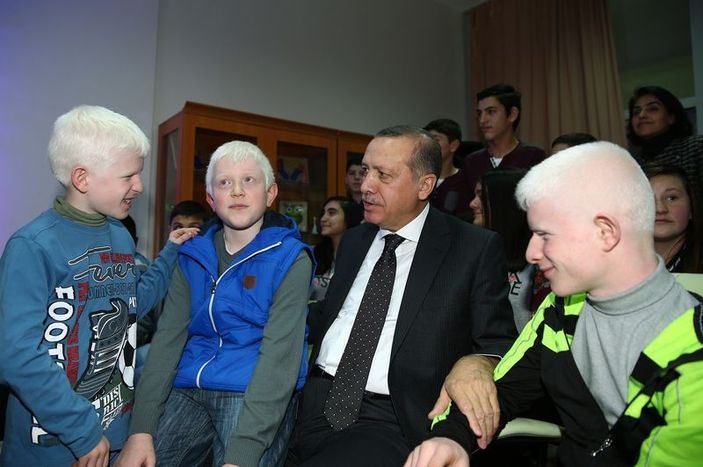 Cumhurbaşkanı Erdoğan engelli çocuklarla şarkı söyledi