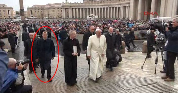 Papa, korumalarının komutanını işten çıkardı