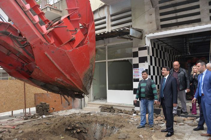 Manisa'da ağacı kesmek yerine başka bir yere taşıdılar İZLE