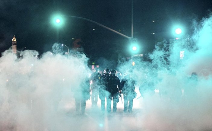 Amerikan polisinden eylemcilere köpük mermi İZLE