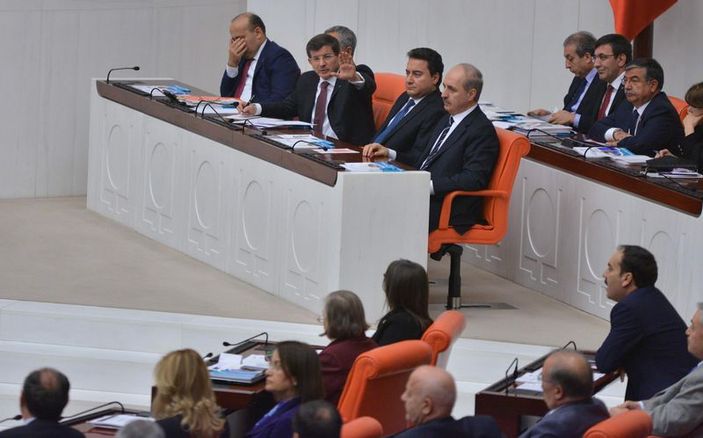 Davutoğlu'ndan AK Parti sıralarına susun uyarısı