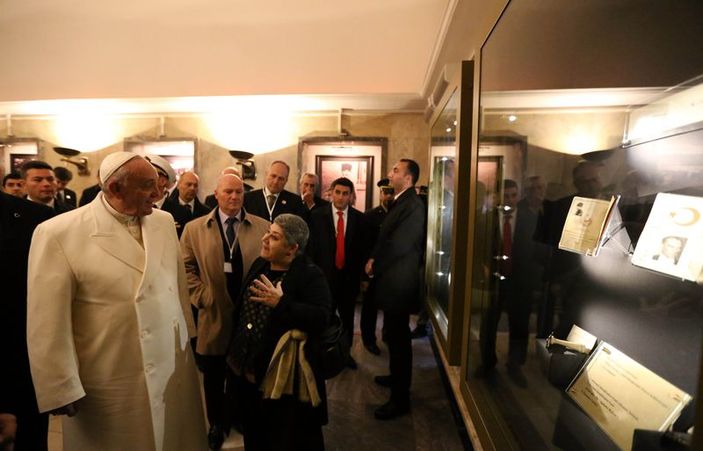 Papa'ya tercümanlık yapan Serra Yılmaz konuştu