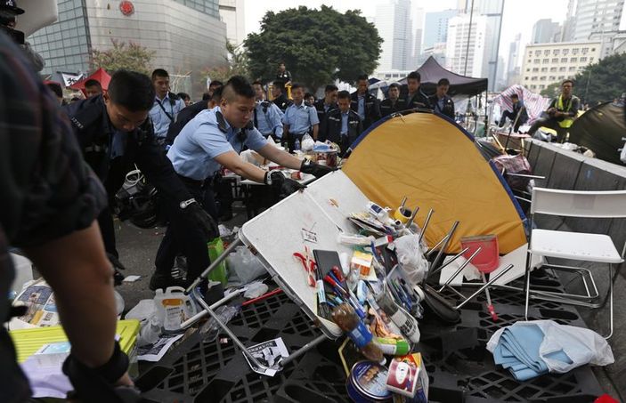 Hong Kong'da gösteri alanları boşaltıldı