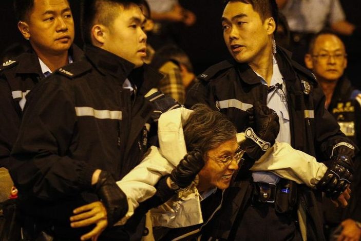 Hong Kong'da gösteri alanları boşaltıldı