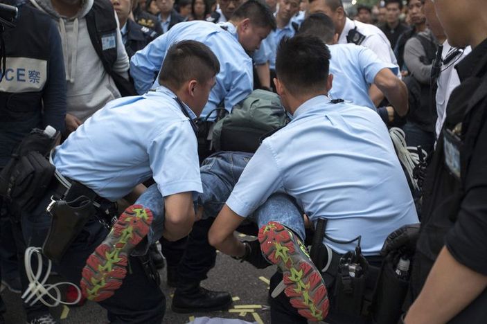 Hong Kong'da gösteri alanları boşaltıldı