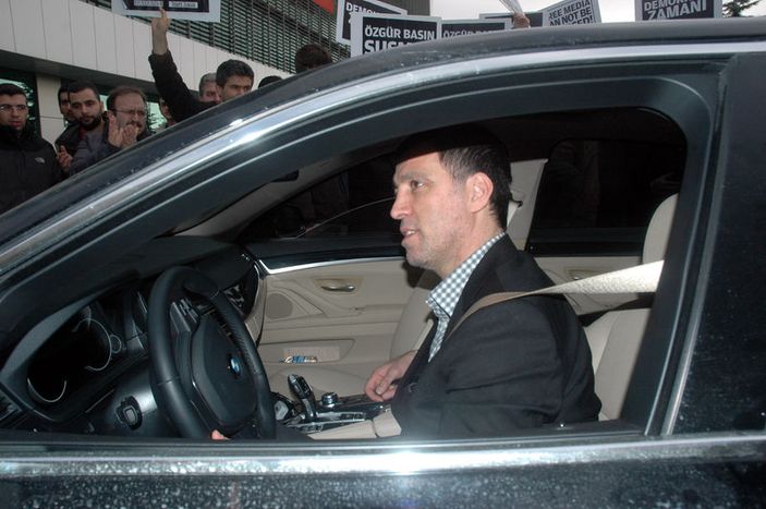 Hakan Şükür Zaman gazetesinde İZLE