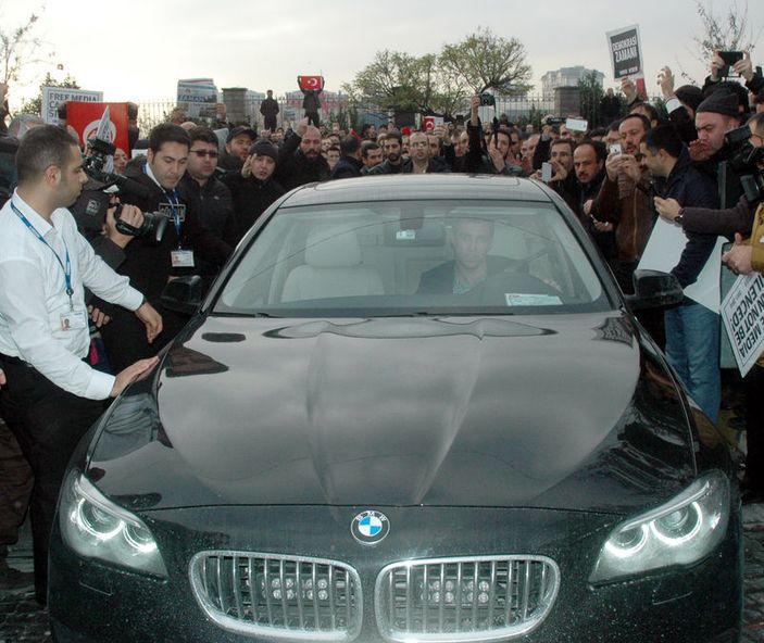 Hakan Şükür Zaman gazetesinde İZLE