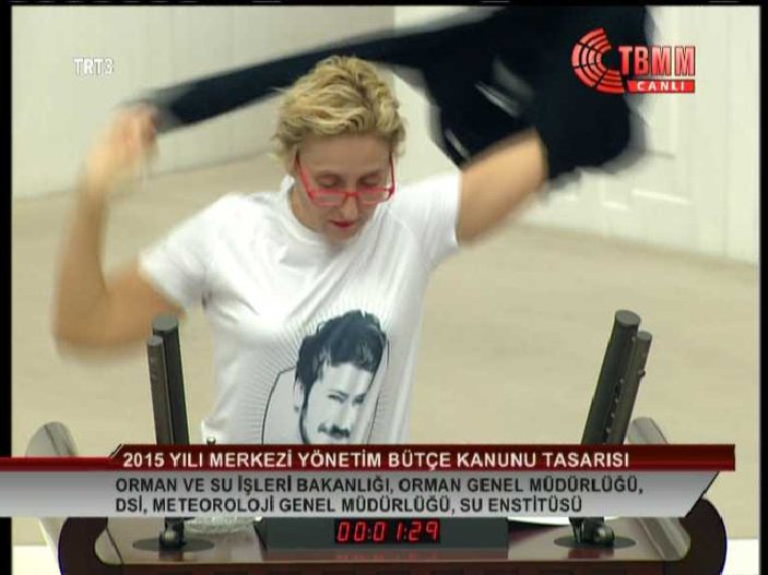 CHP'li Melda Onur protesto için kürsüde soyundu