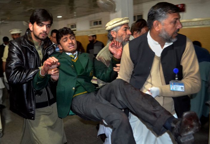 Taliban Pakistan'da 500 öğrenciyi rehin aldı İZLE