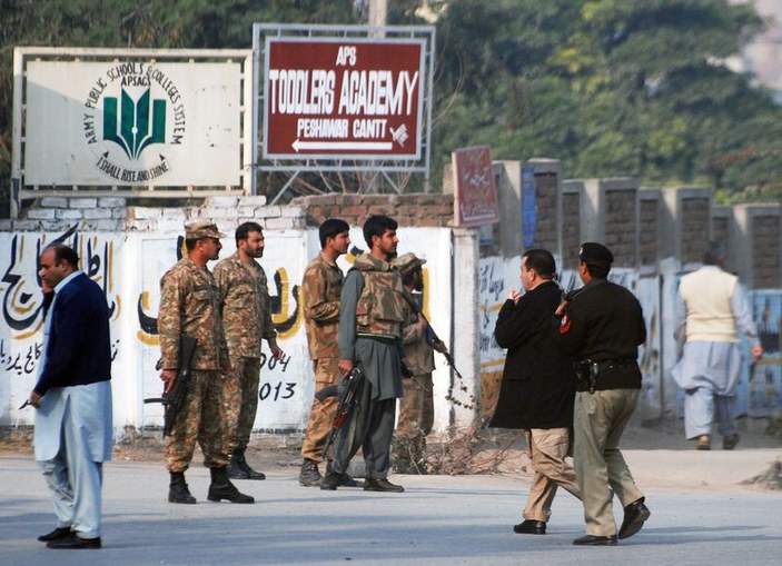 Taliban Pakistan'da 500 öğrenciyi rehin aldı İZLE