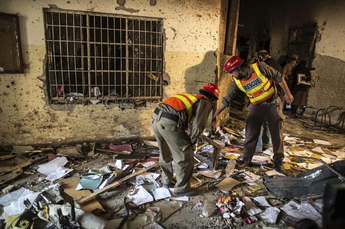 Pakistan'da Taliban'ın okul katliamından görüntüler