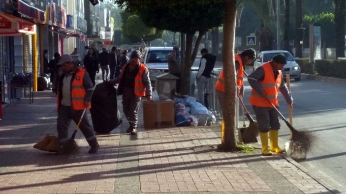 Büyükşehir belediyesine kızan CHP'li belediye çöp toplamadı