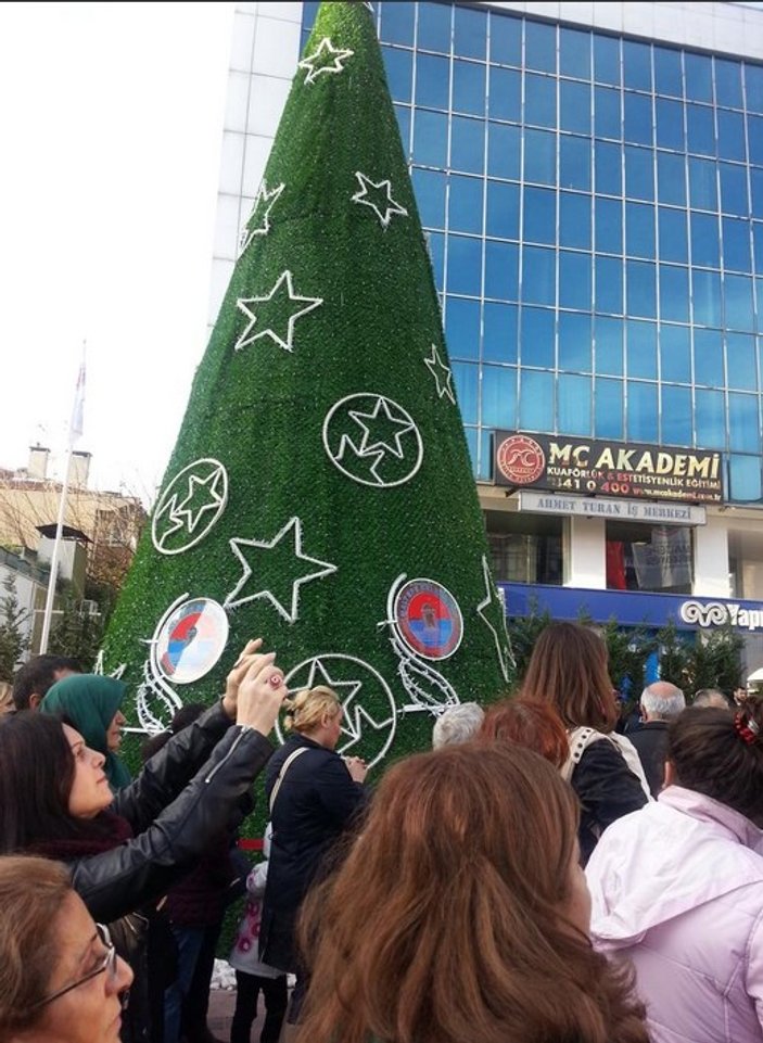 Maltepe Meydanı'na Noel ağacı dikildi