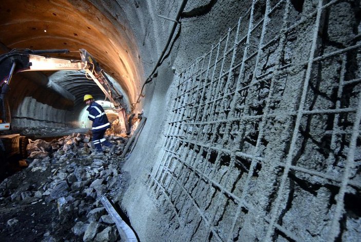 Türkiye'nin en uzun demiryolu tünelinin 250 metresi açıldı