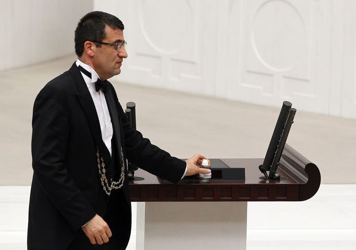 AK Partili vekil Meclis kürsüsüne tuzluk bıraktı