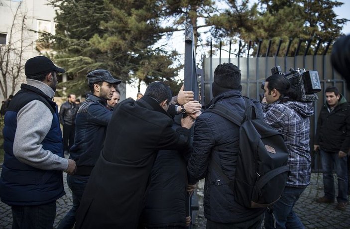 Öğrenciler Libya'nın Ankara Büyükelçiliği'ni bastı