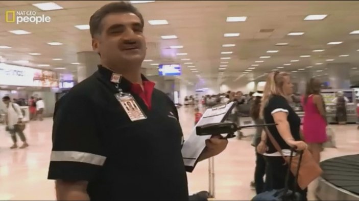 THY belgeselinde 8 dil bilen bagaj görevlisi İZLE