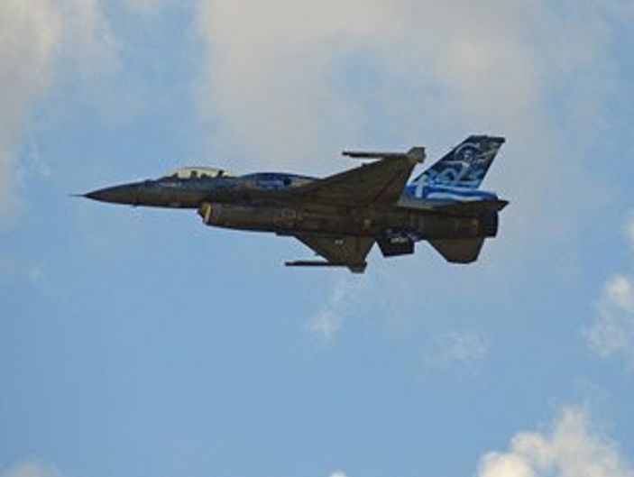 Suriye'de savaş uçağı düştü