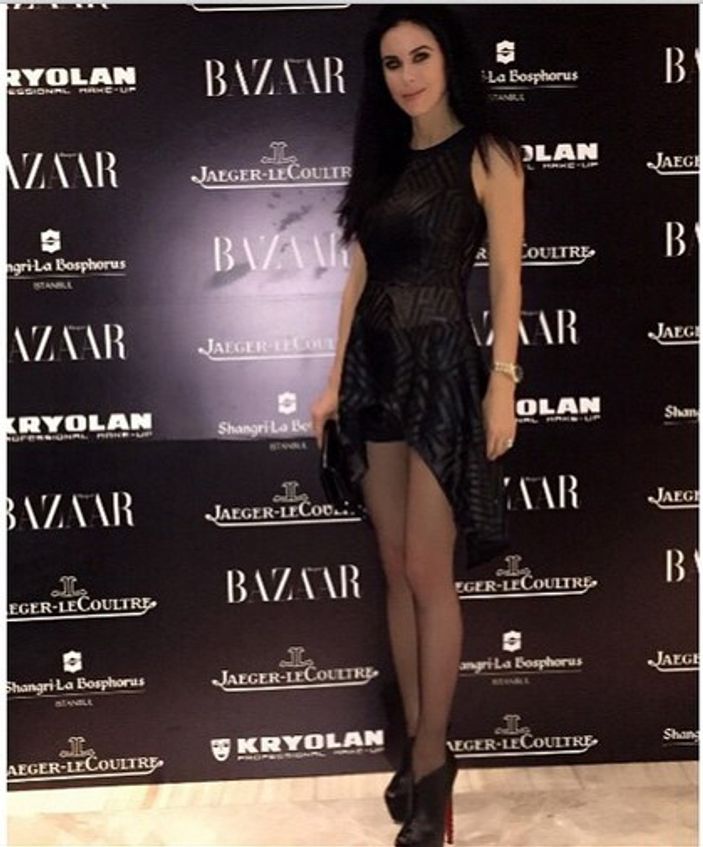 Defne Samyeli mini elbisesiyle büyüledi