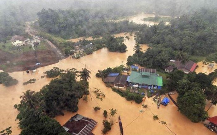 Malezya'da sel felaketi sonrası ülkenin başbakanı golf oynadı