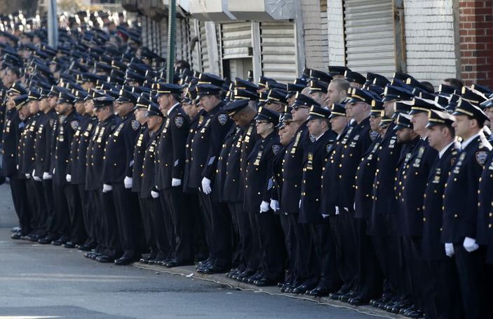ABD'de öldürülen polisin cenazesine 20 bin kişi katıldı