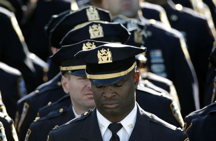 ABD'de öldürülen polisin cenazesine 20 bin kişi katıldı