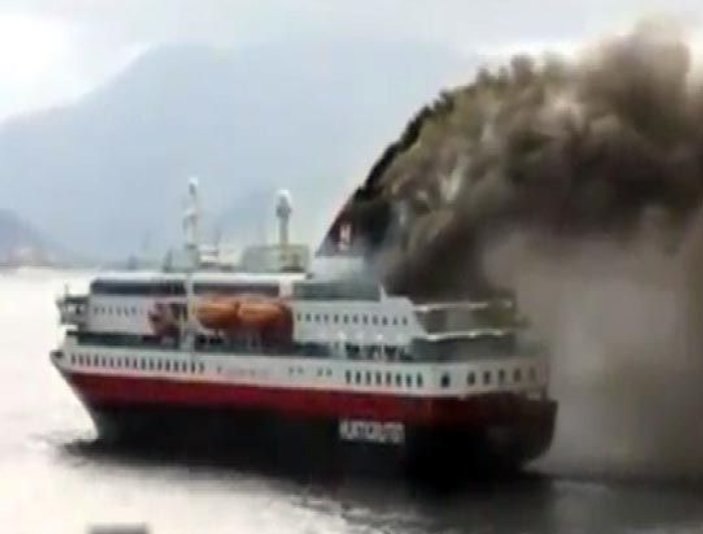 Seyir halindeki 478 yolculu İtalyan feribotu yanıyor İZLE