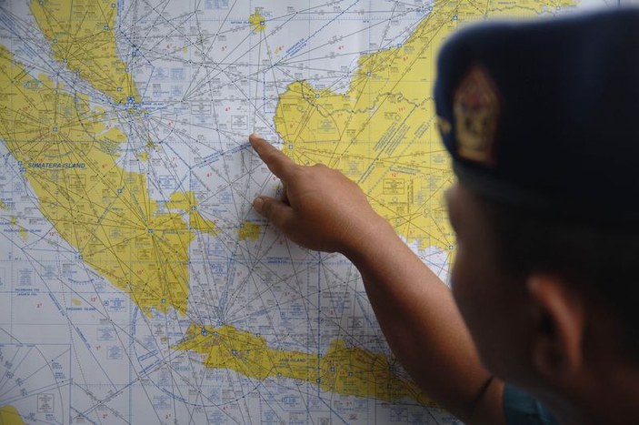 Kaybolan AirAsia uçağını arama kurtarma çalışmaları