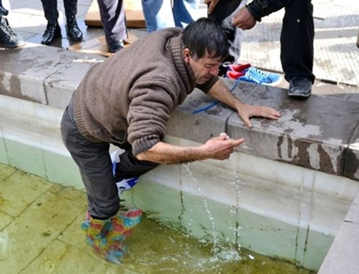 Zabıta kuş yemi satan ninenin paralarını havuza attı