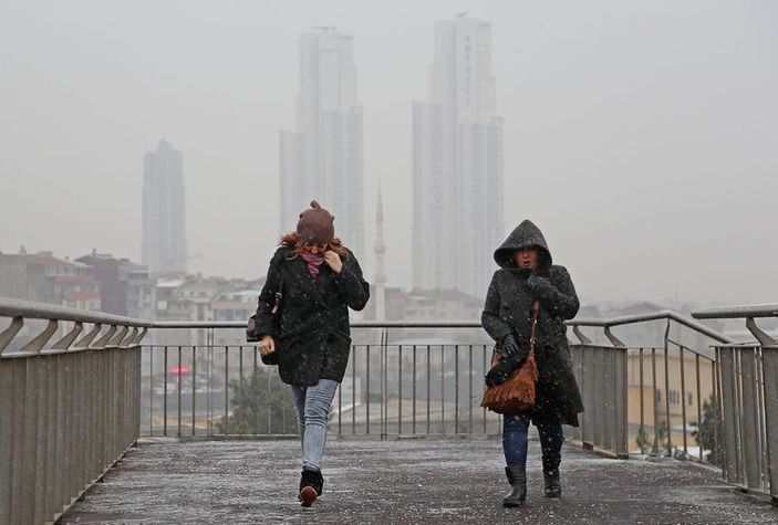 İstanbul'da kar yağışı sürüyor İZLE