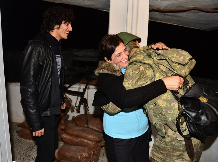 Mehmetçik Suriye sınırında yılbaşını kutladı