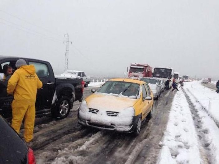 300 araç 45 saat karda mahsur kaldı