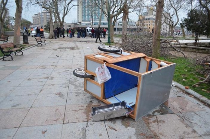 Gezi Parkı'nda seyyar satıcılarla zabıtalar kavga etti