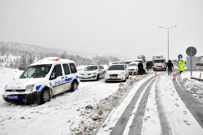 300 araç 45 saat karda mahsur kaldı