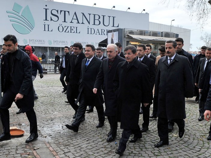 Başbakan Davutoğlu camiye yürüyerek gitti