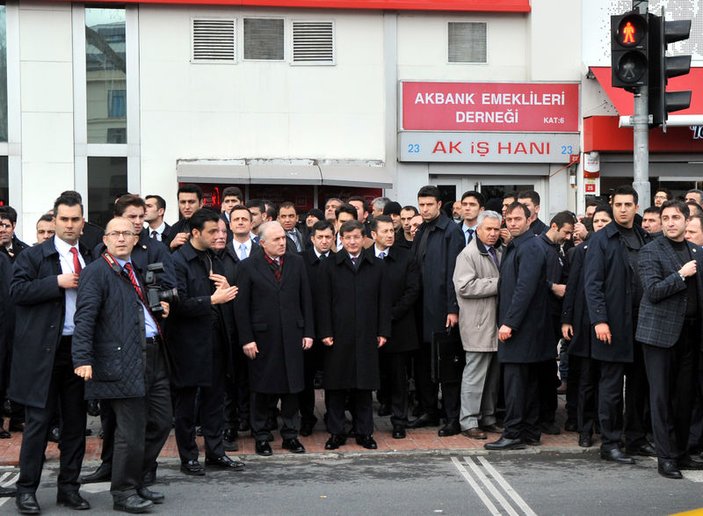 Başbakan Davutoğlu camiye yürüyerek gitti