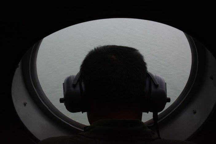 AirAsia uçağının yolcuları denizden ağlarla toplanıyor