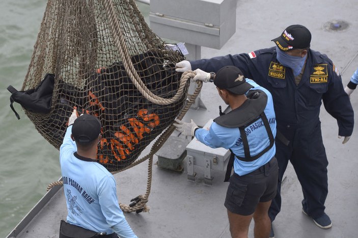 AirAsia uçağının yolcuları denizden ağlarla toplanıyor