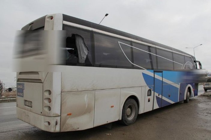 Hareket halindeki otobüsün camından atlayıp kaçtı