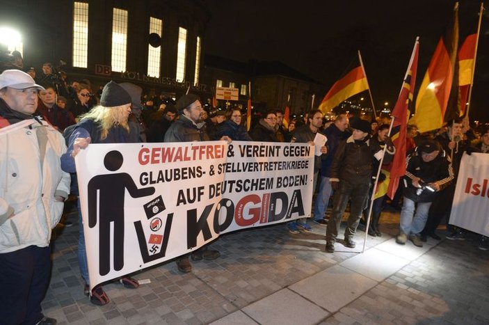 Köln Katedrali İslamofobi'ye tepki için karardı