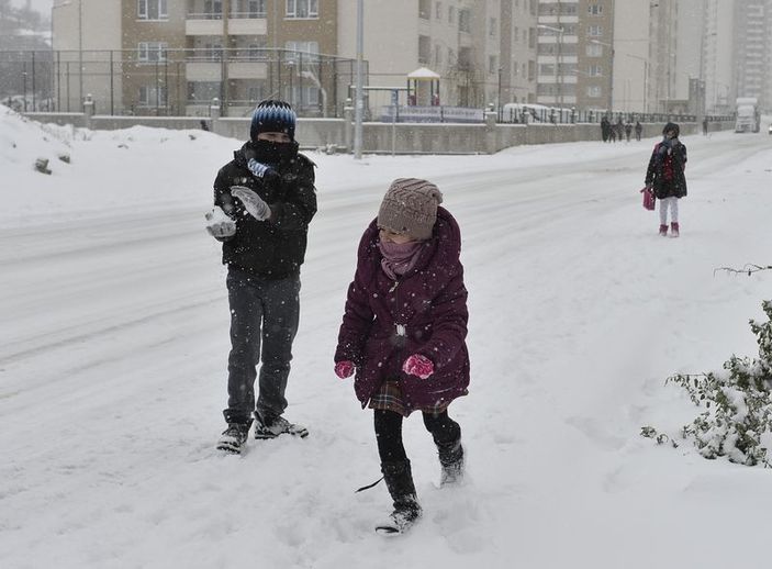 Ankara'da yoğun kar yağışı İZLE