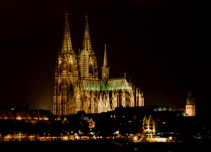 Köln Katedrali İslamofobi'ye tepki için karardı
