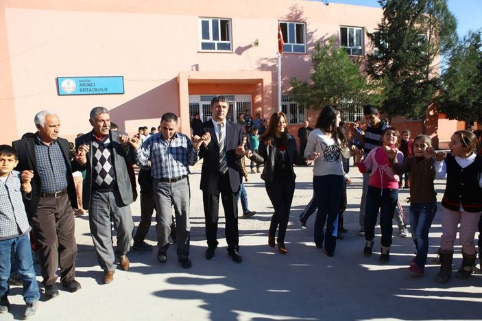 Mardin'de öğrenciler her teneffüste halay çekiyor
