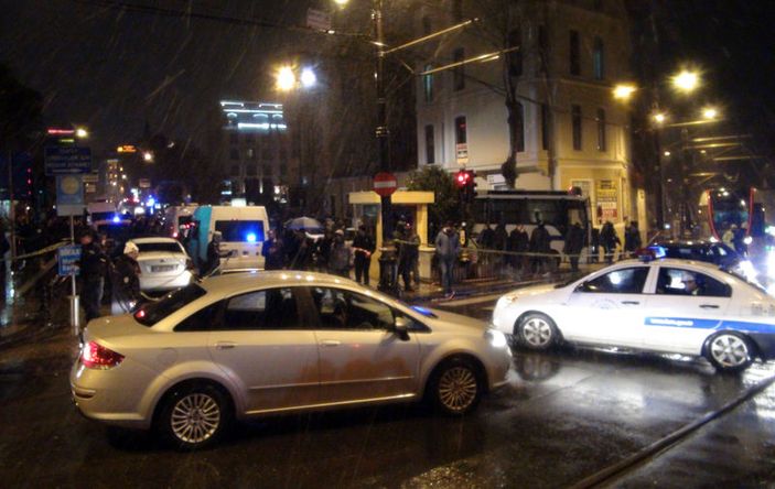Sultanahmet'te polise saldırı