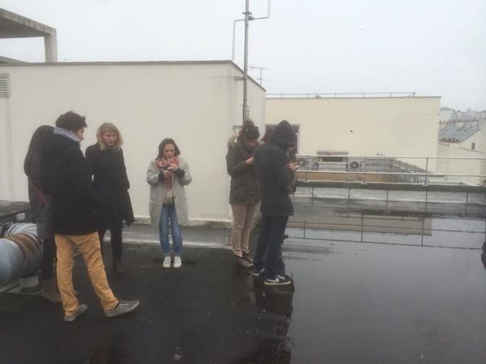 Charlie Hedbo çalışanları çatıya çıkarak kurtuldu