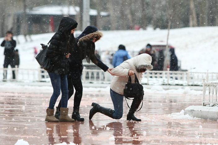 Taksim Meydanı karla kaplandı