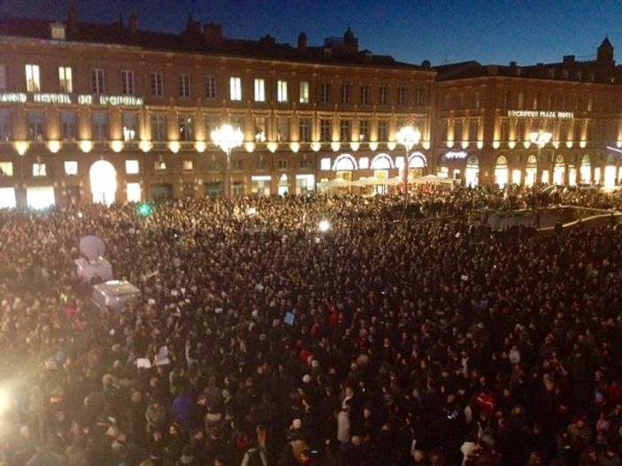 Charlie Hebdo'ya saldırı sonrası Fransa sokağa döküldü