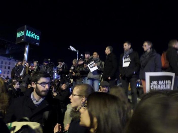 Charlie Hebdo'ya saldırı sonrası Fransa sokağa döküldü